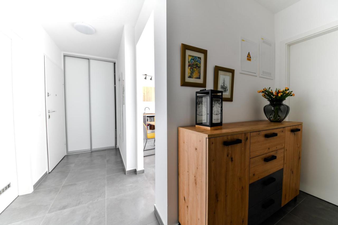 Spacious Apartment Nero With Free Parking Zara Esterno foto